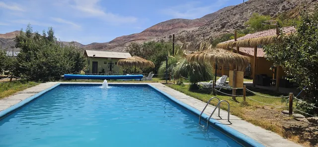 Piscina con vista a la montaña