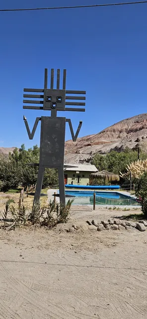 Figura andina junto a la piscina