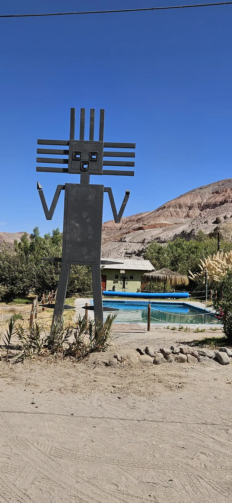 Figura andina junto a la piscina del Camping El Mocheño